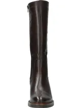 Bota de caña alta fabricada en cuero color marrón, con punta semi puntiaguda, cierre lateral interno y taco cuadrado de 5 cm.