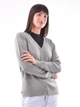 Saco tipo cárdigan negro con botones dorados, escote en V y mangas largas.