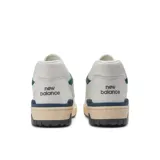 Championes New Balance 550 de cuero blanco con detalles en verde y azul.