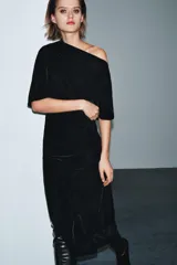 Vestido midi de terciopelo con cuello asimétrico fluido, manga corta y detalle de drapeado lateral.