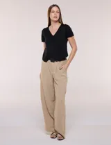 Cardigan corto de tejido de punto fino con hilo brillante de lurex y destellos metalizados. Presenta escote en V pronunciado, mangas cortas, cierre frontal con botones a tono y ruedo con terminación en pico en el frente.
