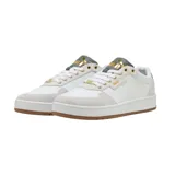 Championes Puma Court Classic de diseño urbano, confeccionados en cuero sintético blanco con refuerzos de gamuza en tono beige. Presentan detalles en azul marino en la lengüeta y el talón, junto con el logo de la marca en dorado. Cuentan con suela de goma color caramelo.