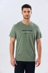Remera azul de manga corta y cuello redondo, con texto bordado en el pecho.