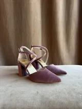 Zapatos de tacón bajo en tela color malva, con punta fina, taco ancho de 5 cm, escote en V y tiras cruzadas en diagonal con cierre de hebilla en el tobillo.