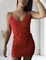 Vestido corto rojo con breteles finos y escote en V.