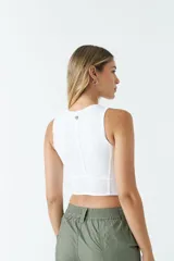 Musculosa blanca estilo top, de corte ajustado y sin mangas.