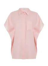 Camisa rosa claro de lino, con cuello clásico, manga corta tipo kimono, cierre frontal con botones y bolsillo de parche en el pecho.