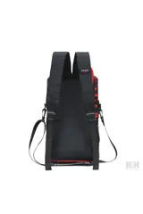 Mochila matera de diseño acolchado en color fucsia con estampado de labios y corazones. Cuenta con manijas superiores, correas ajustables y desmontables, y logo de la marca en el frente.