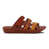 Sandalias de cuero color suela y marrón, con diseño de tres tiras cruzadas en el empeine y tira ajustable con velcro en el talón. Cuenta con suela plana y cómoda.
