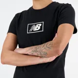 Remera de algodón negra con cuello redondo, manga corta y logo de New Balance estampado en un recuadro blanco en el centro del pecho.