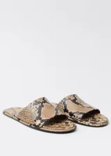 Sandalia plana destalonada con estampado animal print.