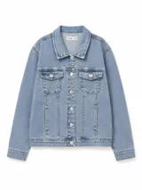 Campera de jean color azul claro, con cuello clásico, cierre frontal con botones metálicos y bolsillos con solapa en el pecho.