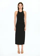 Vestido midi negro con escote halter, diseño sin mangas y detalle drapeado en la cintura.