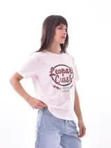 Remera negra de manga corta, corte recto, con estampado frontal que dice "LOVE MORE" con corazones estilizados.