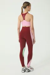 Calza deportiva color bordó y rosa con costuras en tono verde y logo BASSET 00's en cintura en tono rosa.