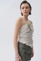 Top halter color crudo con volados y lazo en la espalda.