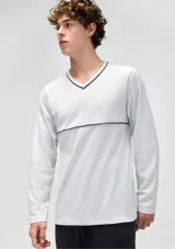 Pijama compuesto por una remera de manga larga con cuello en V y un pantalón largo de corte recto. La remera es de color gris claro con detalles de líneas oscuras en el cuello y el pecho, mientras que el pantalón es de color gris oscuro.