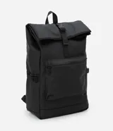 Mochila urbana de diseño estructurado con acabado engomado, cierre tipo roll-top con hebilla ajustable, bolsillo frontal con cremallera y correas traseras ajustables.