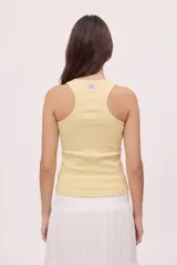 Musculosa de calce al cuerpo, confeccionada en tejido de algodón con elasticidad, sin mangas, con escote redondo y largo a la cadera.