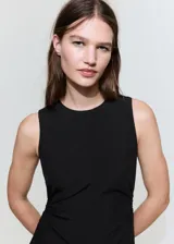 Vestido midi negro sin mangas, con cuello redondo y diseño recto con sutil frunce en los laterales de la cintura.