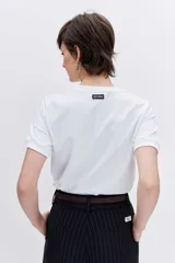 Remera de cuello redondo y manga corta, confeccionada en tejido de algodón liso de color blanco.