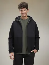 Campera verde oscuro con capucha, cierre frontal y bolsillos laterales.