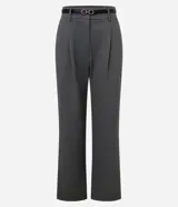 Pantalón de vestir de corte recto, confeccionado en tejido de punto roma con estampado de cuadros. Incluye trabillas en la cintura, cierre tradicional, pliegues y cinturón fino de material sintético con hebilla.