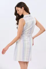 Vestido corto sin mangas de lino con diseño de rayas verticales en tonos claros, cuello camisero, botones frontales y lazo ajustable en la cintura.