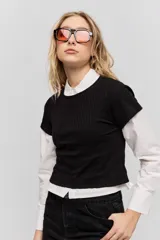 Remera de manga corta confeccionada en tejido de rib, con cuello redondo y ajuste al cuerpo.