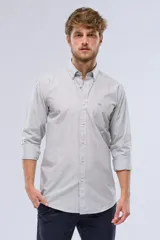 Camisa de manga larga con rayas verticales finas en tonos gris claro y blanco. Corte slim fit, cuello abotonado y bolsillo en el pecho.