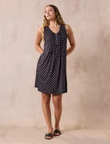 Camisón corto negro con estampado de lunares blancos, escote en V con botones y detalle plisado en el pecho.