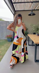 Vestido largo de fibrana con estampado abstracto en tonos amarillo, naranja, rosa, negro y blanco.