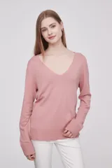 Sweater de punto color rosado, con cuello en V, manga larga y diseño holgado.