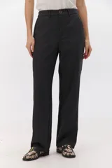 Pantalón de vestir gris oscuro, de corte recto y relajado, con cintura elastizada, cierre de cremallera y botón. Cuenta con bolsillos laterales.