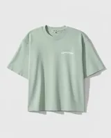 Camiseta verde agua de algodón con logo estampado en el frente.