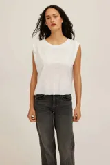 Musculosa blanca de algodón con escote redondo, hombros estructurados y corte recto corto.