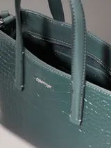 Cartera tote verde con textura de piel de cocodrilo, doble asa de mano y correa bandolera desmontable.
