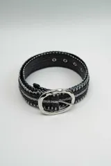 Cinturón de diseño trenzado en color negro con hilos plateados entrelazados, presenta una hebilla metálica ovalada de acabado brillante.
