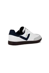 Championes deportivos Pony modelo Moma para hombre, de color blanco con detalles en azul marino y puntera de gamuza gris, con suela marrón de goma.
