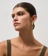 Par de aros ear cuff asimétricos con diseño orgánico inspirado en tulipanes, con acabado texturizado y detalles de hojas en relieve.