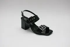 Sandalias negras acharoladas con doble hebilla y taco cuadrado.