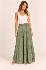 Falda larga verde militar de diseño fluido con múltiples volantes horizontales y cintura elástica fruncida.