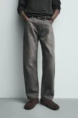 Jeans regular fit de denim de algodón en color gris con efecto lavado, tiro medio, diseño de cinco bolsillos y cierre frontal con botones.