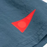 Short de baño azul con cintura elástica ajustable con cordón, bolsillos laterales y logo triangular rojo estampado en la pierna derecha.