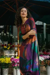 Vestido largo de corte evasé con estampado abstracto en tonos marrón, verde, violeta y azul.