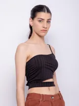 Top negro de punto con un solo tirante y corte en la cintura.