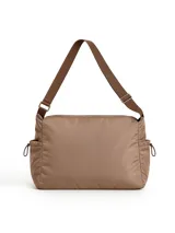 Bolso tipo bandolera de color marrón, confeccionado en material sintético resistente. Cuenta con una correa ajustable, cierre superior y bolsillos laterales con cordón elástico.