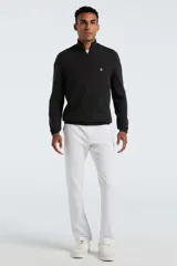 Sweater de punto con medio cierre frontal, cuello alto y mangas largas. Presenta el logo de la marca bordado en el pecho y puños y ruedo acanalados.