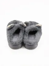 Pantuflas de peluche color tostado con diseño de cara de koala, orejas sobresalientes y suela de goma.