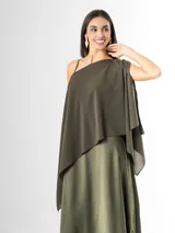 Capa color verde militar, confeccionada en gasa liviana, con diseño holgado, escote bote y aberturas en los costados para los brazos.